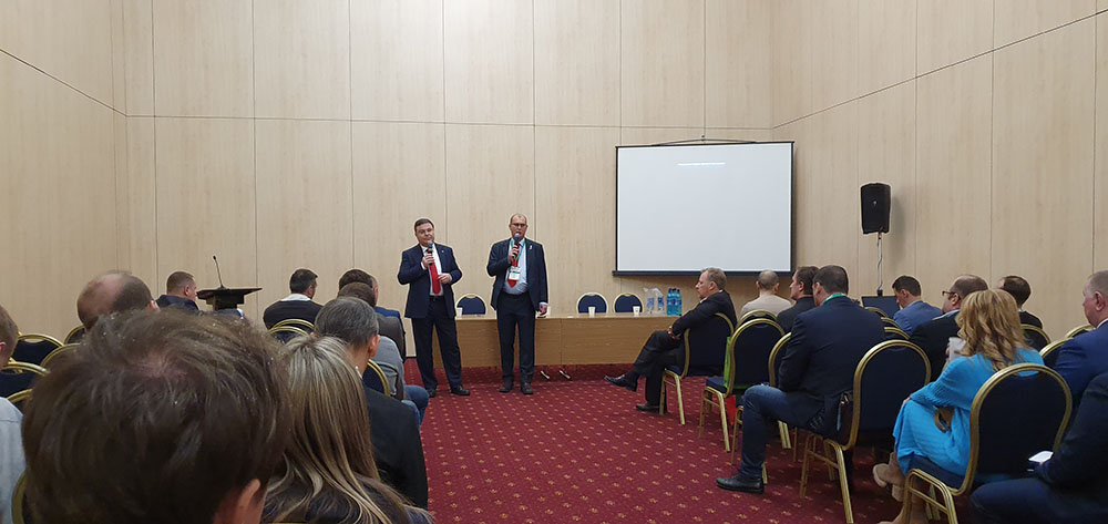 Бернд Апфельбек (генеральный директор компании Weidemann GmbH) и д-р Денис Пронин (менеджер по развитию рынка компании Weidemann GmbH) представляют новое соглашение с компанией «Росагролизинг» российской прессе.