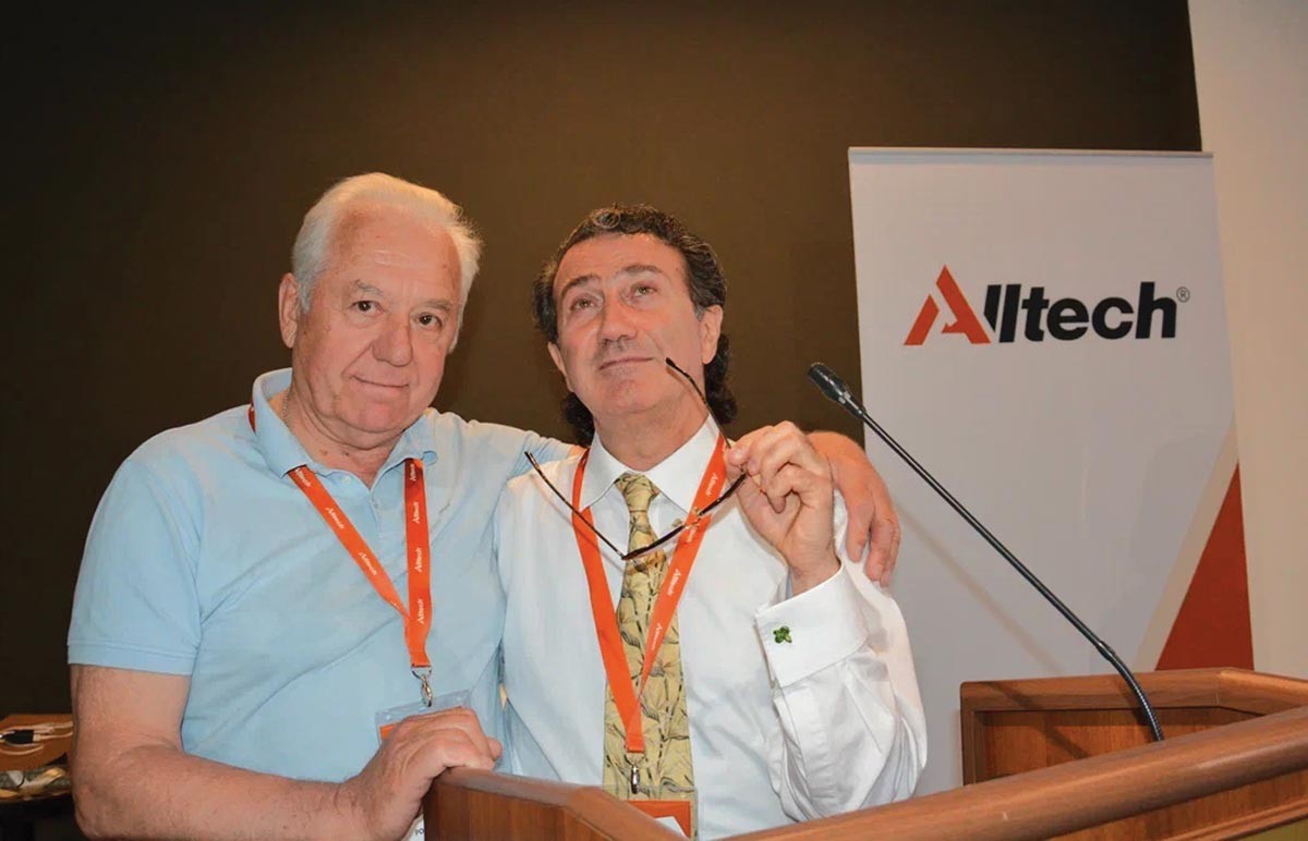 Известный в РФ птицевод Н. Рошак и Т. Папазян